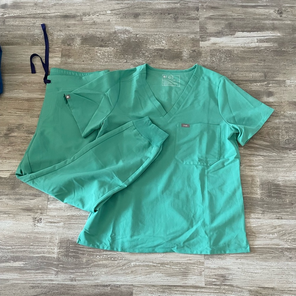 Figs scrubs SET. Top- Large, Botton- Large/ Petite